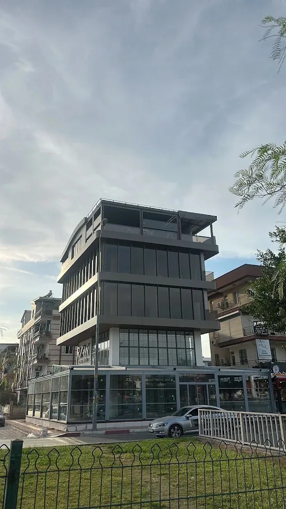 Kozanoğlu Hukuk Bürosu'nun Kepez'deki bina cephesi
