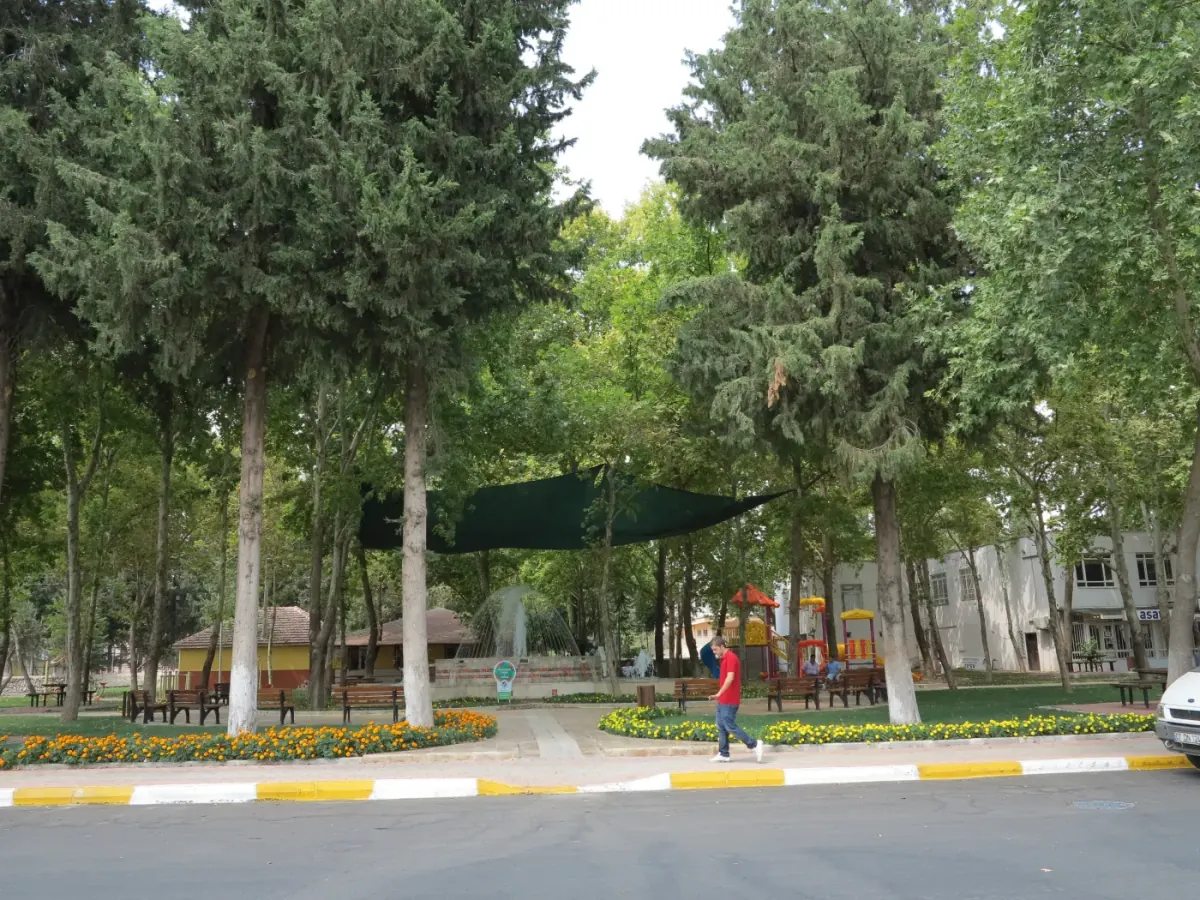 Varsak’ta ağaçlar ve çeşme bulunan parkın arşiv fotoğrafı